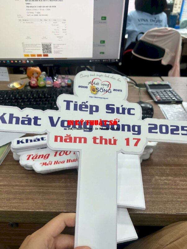 In Hashtag cầm tay thiện nguyện, in PP keo mực dầu cán mờ, bồi Format 5li in 1 mặt cắt CNC theo viền - INKTS2912