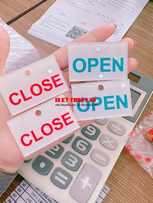 In thẻ Mica Close Open làm tag gắn trên thiết bị van, đục lỗ tròn để cột dây hoặc gắn móc khóa - INKTS2845