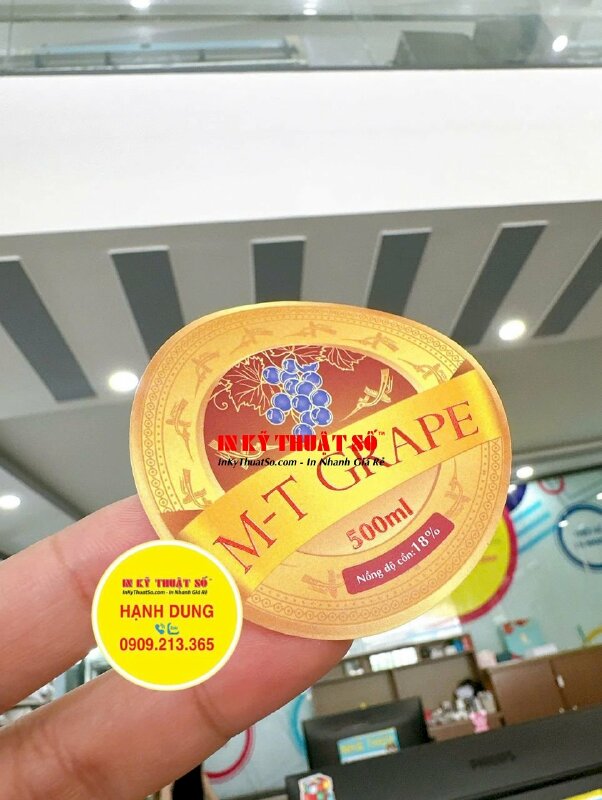 In sticker Tết Trung thu, sticker cậu bé cầm cờ Hello Việt Nam, tem Decal sữa có bế theo viền - INKTS1994