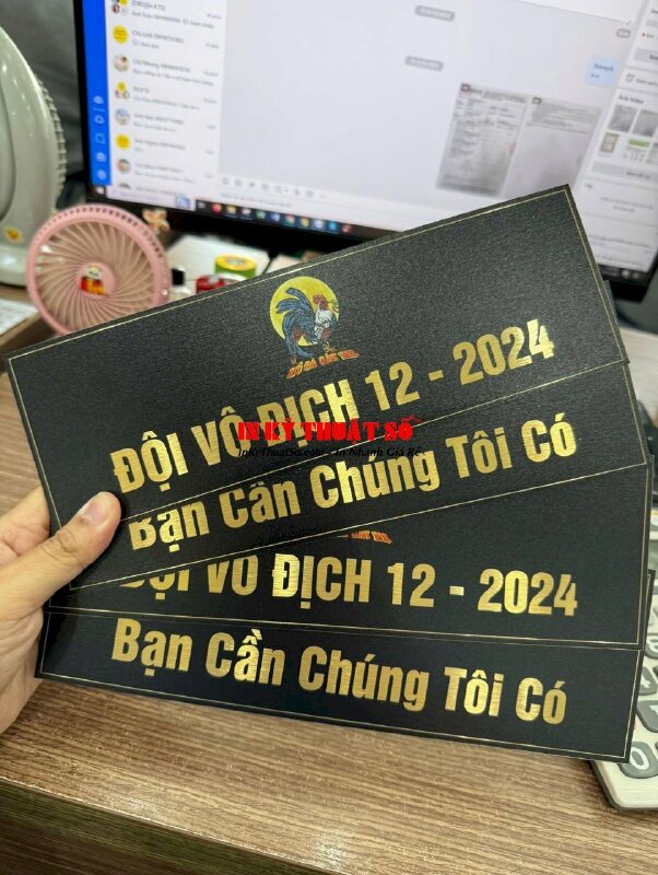 In thẻ nhôm mỏng xước vàng in UV 1 mặt gắn chân đế gỗ kê tượng, cúp giải đấu - INKTS3015