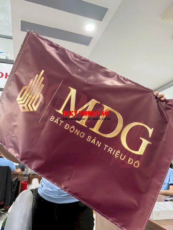 Lá cờ in logo công ty bất động sản, in cờ vải Silk mực dầu bóng - INKTS2917