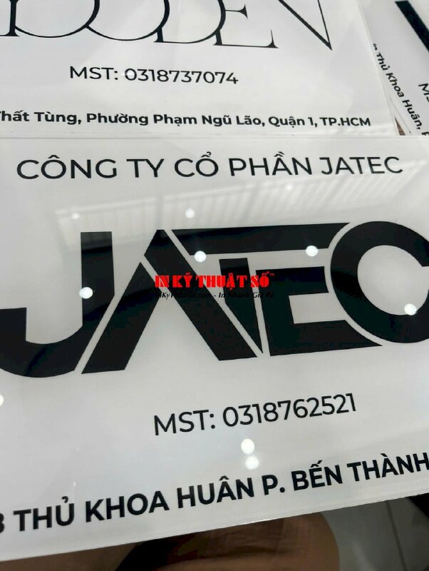 In biển hiệu thông tin công ty, in UV ngược lót trắng full nền lên tấm Mica trong 5li - INKTS2913