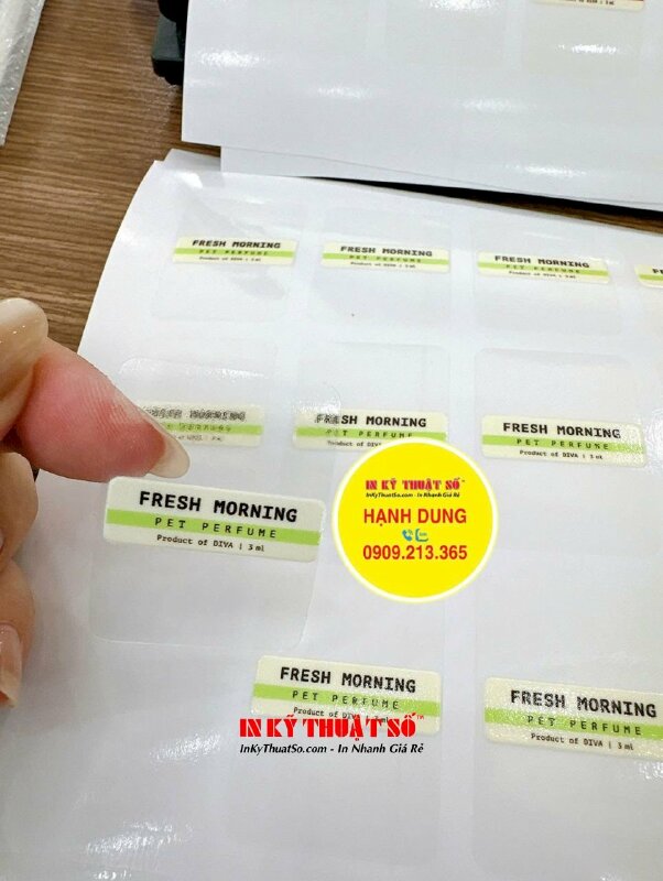 In tem dán chai nước hoa thú cưng, in tem Decal trong in UV lót trắng vị trí in, bế theo viền - INKTS2953
