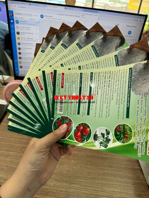 Làm thẻ nhãn Kính Tặng chữ đỏ nền vàng, in UV trên Mica, đổ keo bóng mặt trước - INKTS1968
