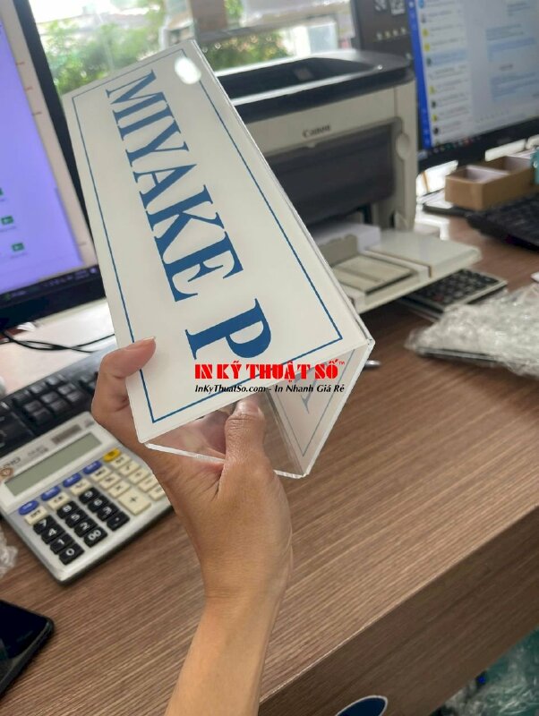 Biển tên Mica để bàn chân uốn chữ A, in UV ngược 1 mặt lót trắng theo file in - INKTS3026