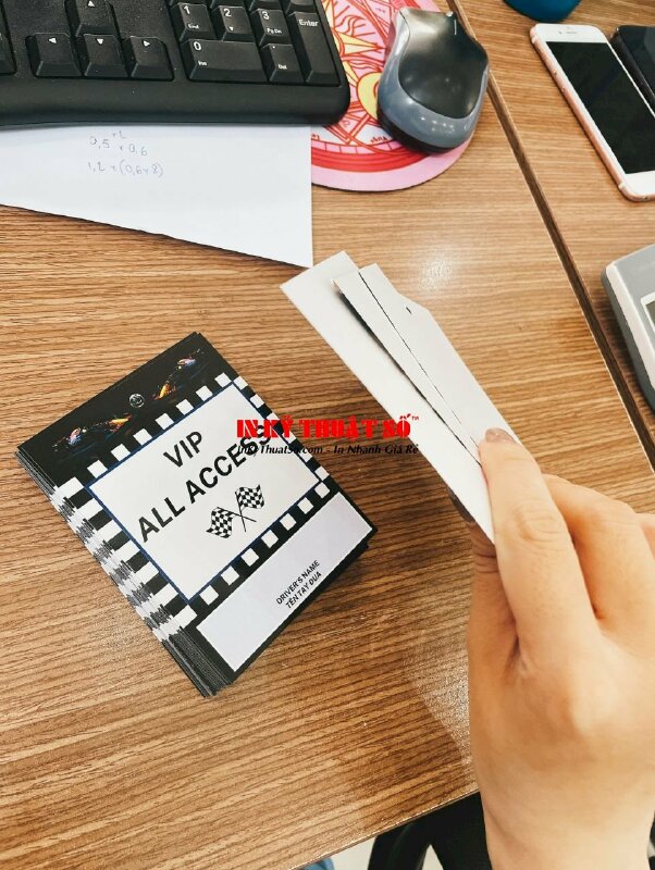 In tag giấy treo theo yêu cầu cho Chùa, bấm lỗ tròn 5li, cấn theo file - INKTS1863