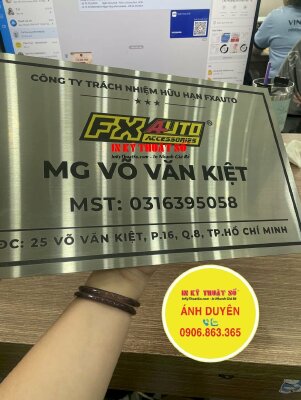In bảng hiệu công ty inox xước bạc, in UV màu, bảng tên inox trung tâm nâng cấp xe - INKTS1590
