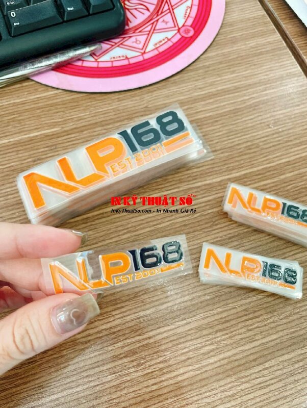 Set wobbler in logo thương hiệu theo yêu cầu &amp; chân kẹp nhựa wobbler quảng cáo để bàn - INKTS1930