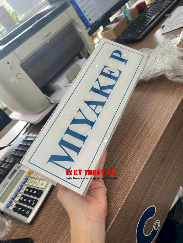 Biển tên Mica để bàn chân uốn chữ A, in UV ngược 1 mặt lót trắng theo file in - INKTS3026