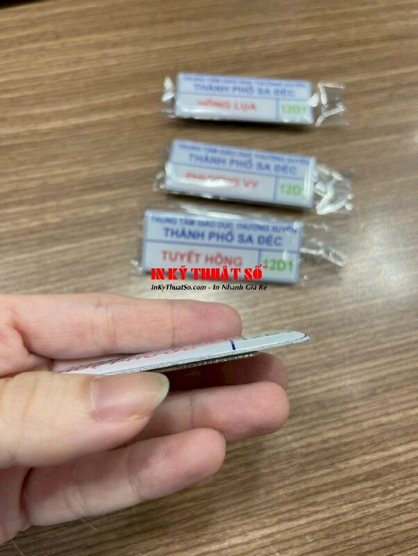 In bảng tên học sinh chất liệu nhựa đổ keo Epoxy gắn nam châm thiết kế truyền thống, hàng gửi về Sa Đéc, Đồng Tháp từ TPHCM - INKTS2926