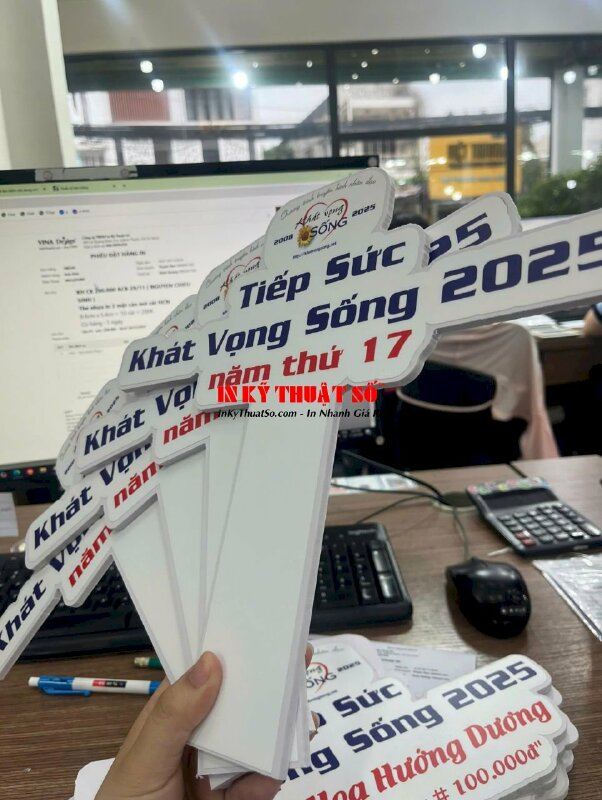 In Hashtag cầm tay thiện nguyện, in PP keo mực dầu cán mờ, bồi Format 5li in 1 mặt cắt CNC theo viền - INKTS2912