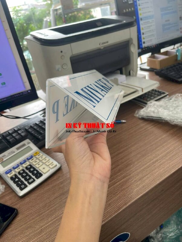 Biển tên Mica để bàn chân uốn chữ A, in UV ngược 1 mặt lót trắng theo file in - INKTS3026
