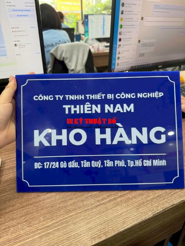 In bảng hiệu công ty nền xanh dương chữ trắng, Mica xanh 5li in UV thuận khổ A4 - INKTS2914