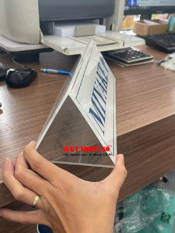 Biển tên Mica để bàn chân uốn chữ A, in UV ngược 1 mặt lót trắng theo file in - INKTS3026