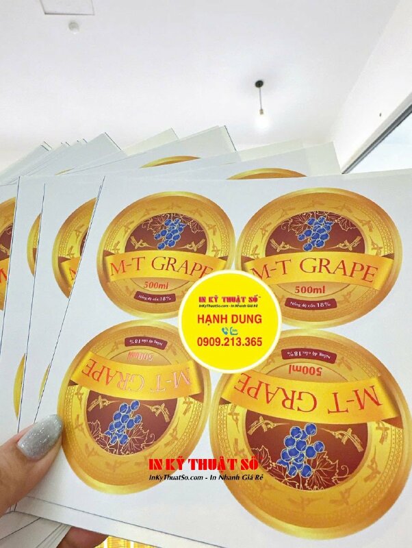 In sticker Tết Trung thu, sticker cậu bé cầm cờ Hello Việt Nam, tem Decal sữa có bế theo viền - INKTS1994