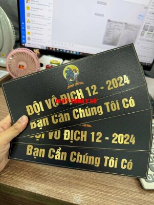 In thẻ nhôm mỏng xước vàng in UV 1 mặt gắn chân đế gỗ kê tượng, cúp giải đấu - INKTS3015