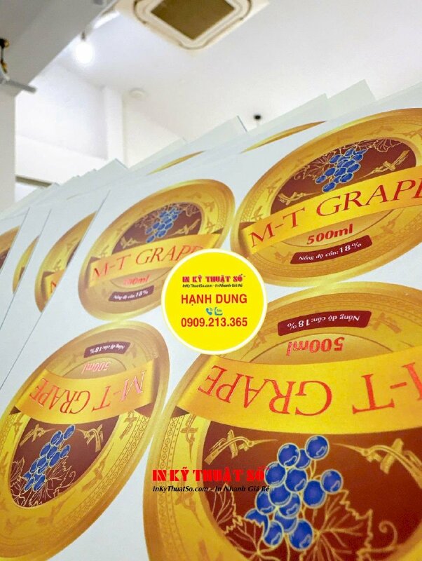 In sticker Tết Trung thu, sticker cậu bé cầm cờ Hello Việt Nam, tem Decal sữa có bế theo viền - INKTS1994