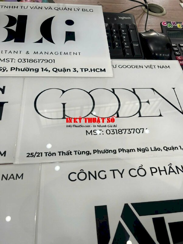 In biển hiệu thông tin công ty, in UV ngược lót trắng full nền lên tấm Mica trong 5li - INKTS2913
