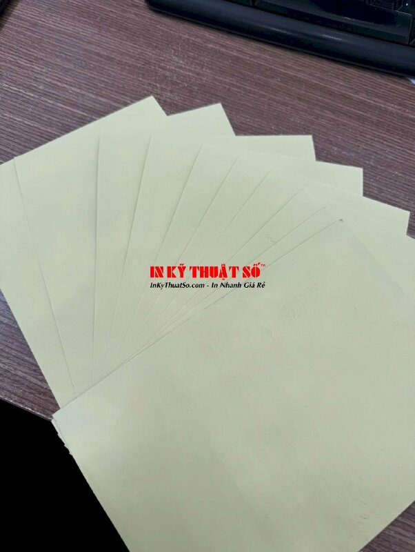 Làm thẻ nhãn Kính Tặng chữ đỏ nền vàng, in UV trên Mica, đổ keo bóng mặt trước - INKTS1968