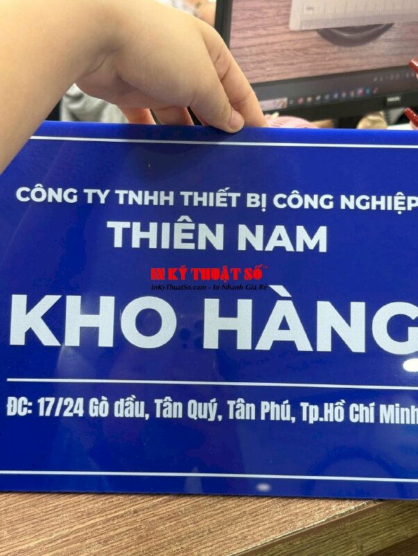 In bảng hiệu công ty nền xanh dương chữ trắng, Mica xanh 5li in UV thuận khổ A4 - INKTS2914