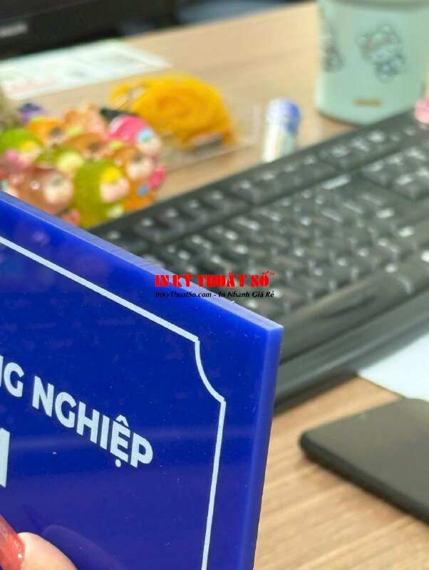 In bảng hiệu công ty nền xanh dương chữ trắng, Mica xanh 5li in UV thuận khổ A4 - INKTS2914