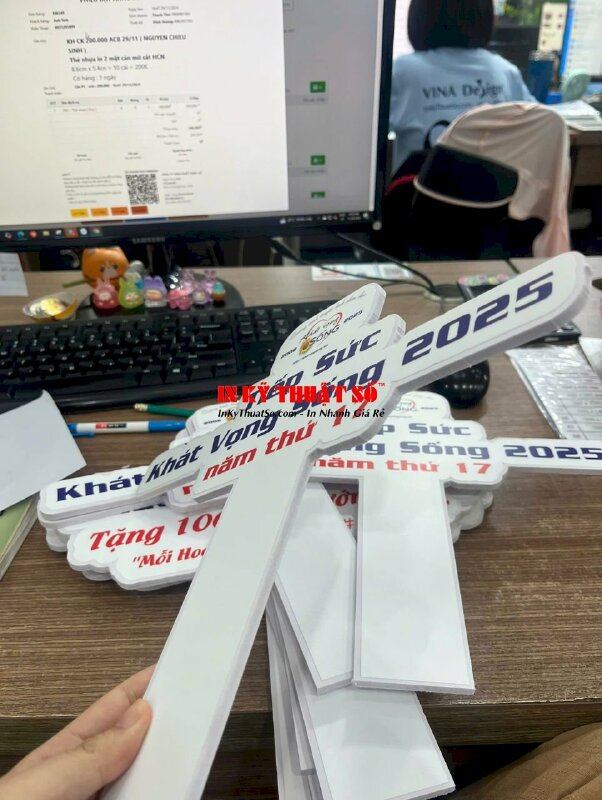In Hashtag cầm tay thiện nguyện, in PP keo mực dầu cán mờ, bồi Format 5li in 1 mặt cắt CNC theo viền - INKTS2912