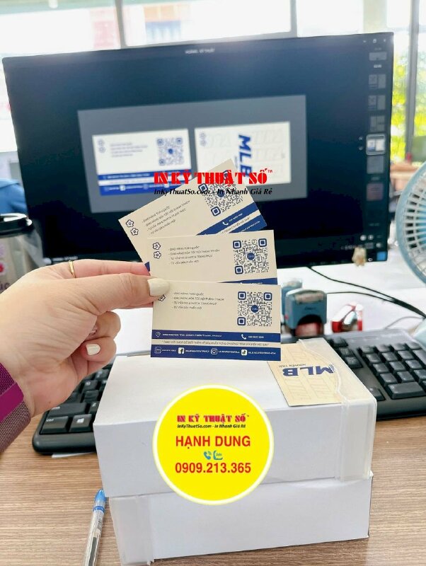 In tranh Phật treo tường Phật Ai Di Đà đứng tay cầm hoa sen Nam Mô A Di Đà Phật, in tranh vải Canvas cao cấp - INKTS1843