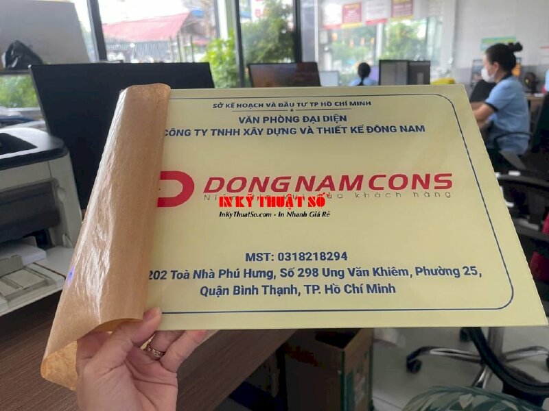 Biển văn phòng đại diện công ty Mica trong 3li in UV ngược, lót trắng theo file in - INKTS2896