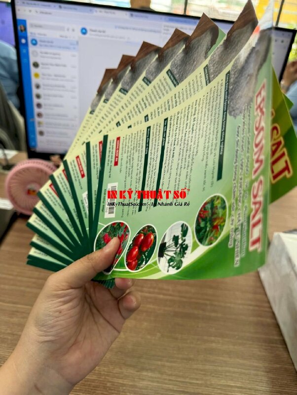 Làm thẻ nhãn Kính Tặng chữ đỏ nền vàng, in UV trên Mica, đổ keo bóng mặt trước - INKTS1968