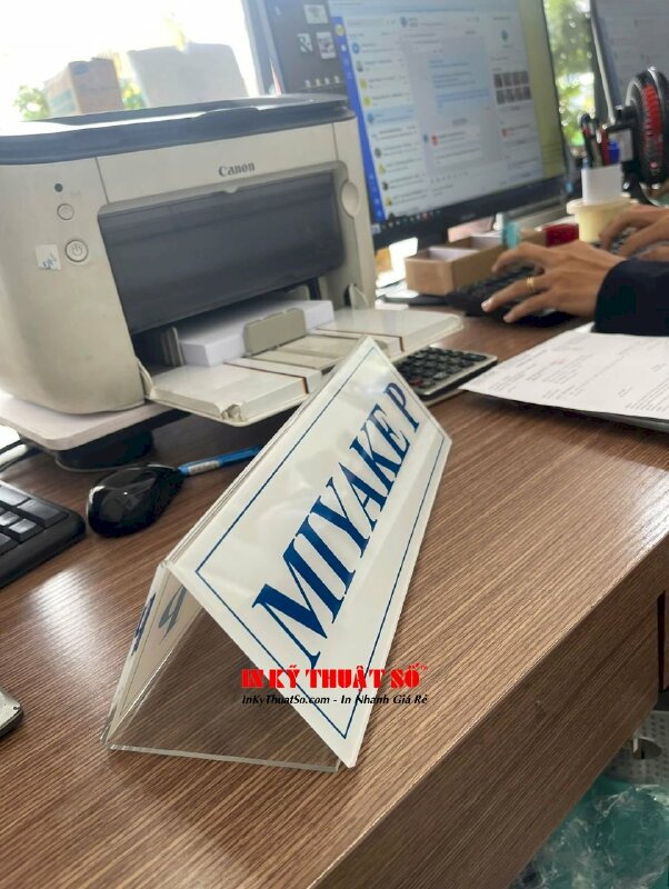 Biển tên Mica để bàn chân uốn chữ A, in UV ngược 1 mặt lót trắng theo file in - INKTS3026