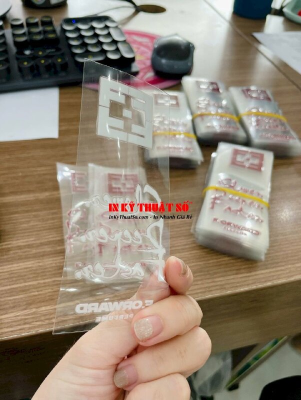 In Decal UV DTF keo tốt dán trực tiếp lên bảng Inox nền nhôm xước làm bảng QR wifi công ty - INKTS2724