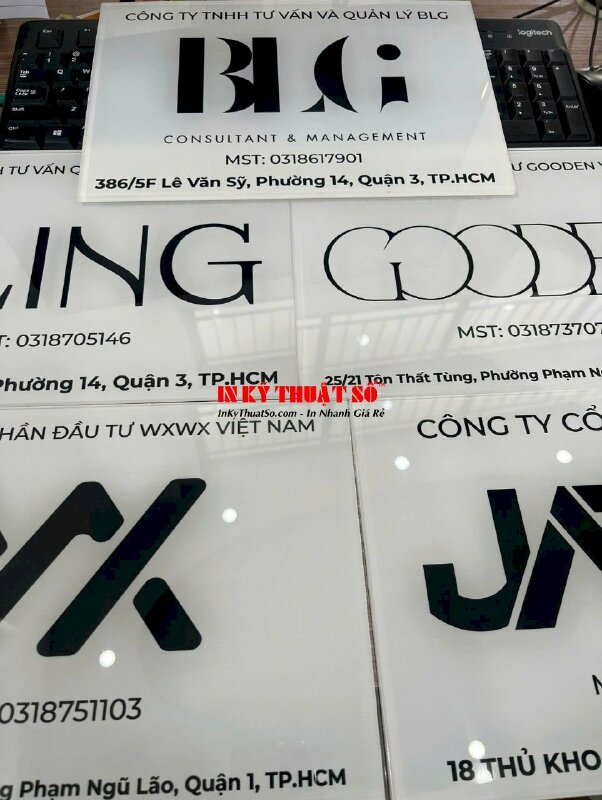 In biển hiệu thông tin công ty, in UV ngược lót trắng full nền lên tấm Mica trong 5li - INKTS2913