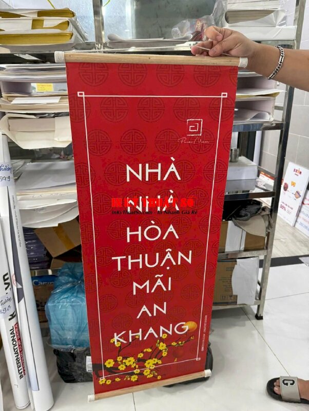 In cặp câu đối chúc Tết vải Canvas dầu bóng, nẹp gỗ 2 đầu Nhà nhà hòa thuận mãi An khang Vạn sự Như ý đại Cát tường - INKTS2918