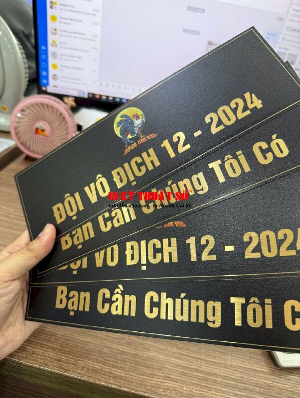 In thẻ nhôm mỏng xước vàng in UV 1 mặt gắn chân đế gỗ kê tượng, cúp giải đấu - INKTS3015