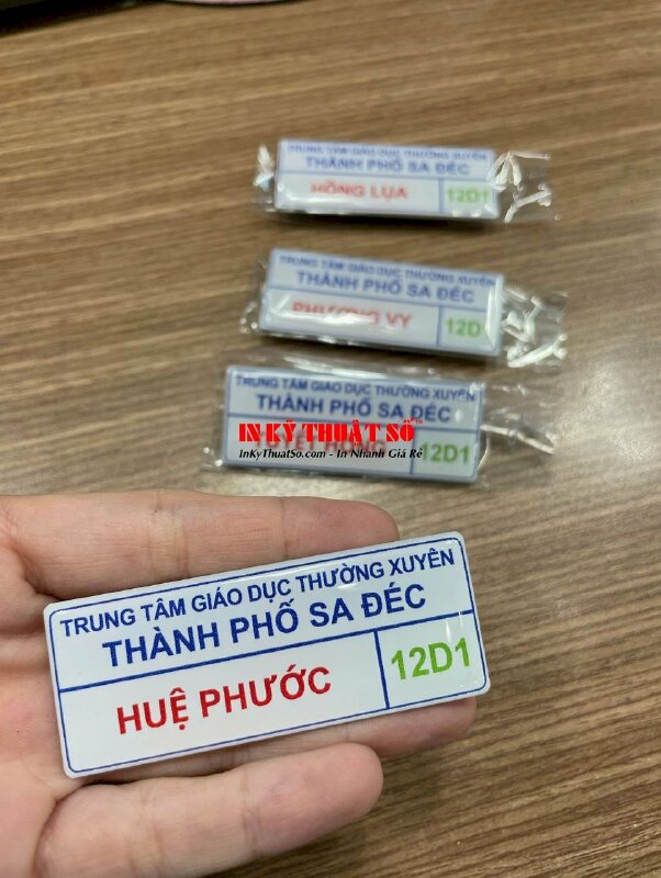 In bảng tên học sinh chất liệu nhựa đổ keo Epoxy gắn nam châm thiết kế truyền thống, hàng gửi về Sa Đéc, Đồng Tháp từ TPHCM - INKTS2926