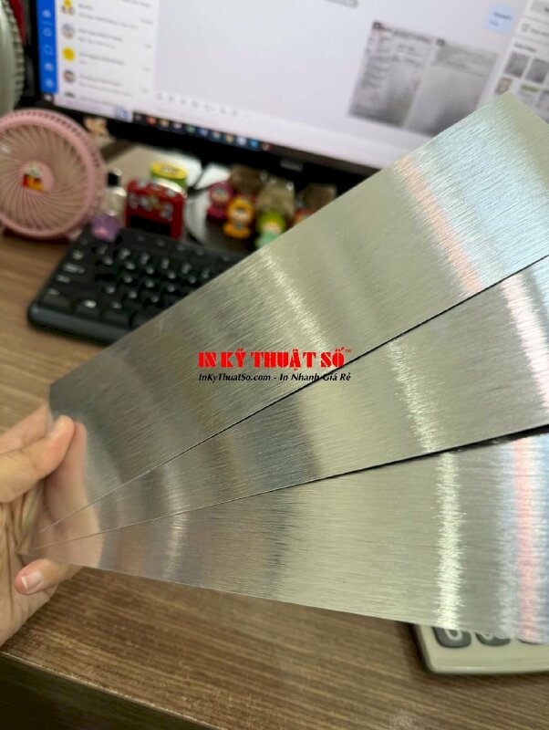 In thẻ nhôm mỏng xước vàng in UV 1 mặt gắn chân đế gỗ kê tượng, cúp giải đấu - INKTS3015