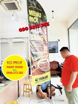 In cờ lưỡi liềm quảng cáo Menu mới quán cafe, trọn bộ chân cờ lưỡi liềm &amp; cờ in vải Silk mực dầu bóng, gia công may lại - INKTS1854